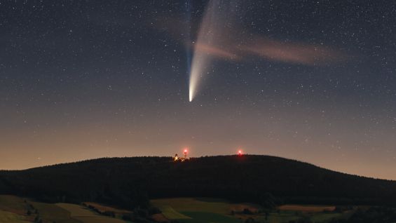 Obrazem: Kometa Neowise září nad Zemí i na internetu